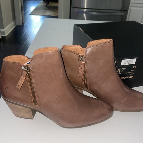 BRAND NEW ⭐️ Frye Judith Zip Bootie - Picture 3 of 4